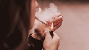 ai-researchers-are-smoking-cigarettes-to-prove-ai-will-cure-cancer,-says-palantir-exec